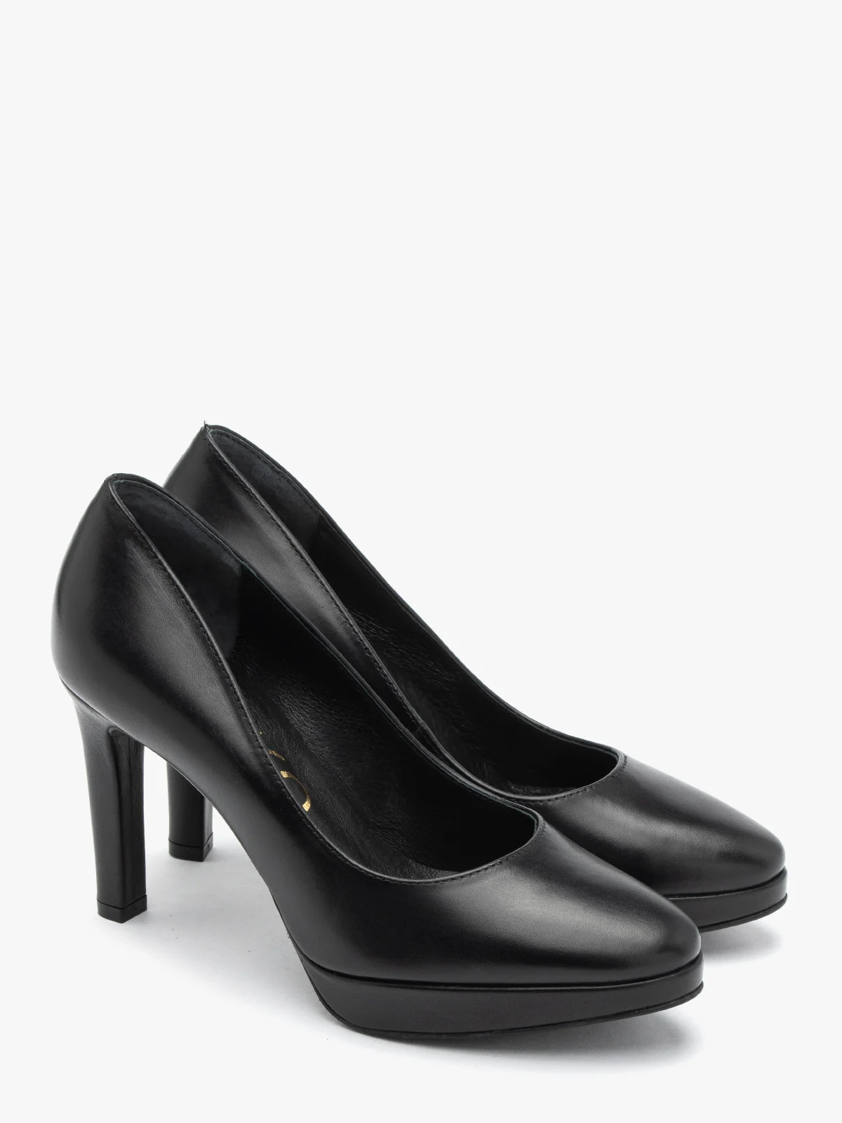 Czarne czółenko na wysokim obcasie oraz balu