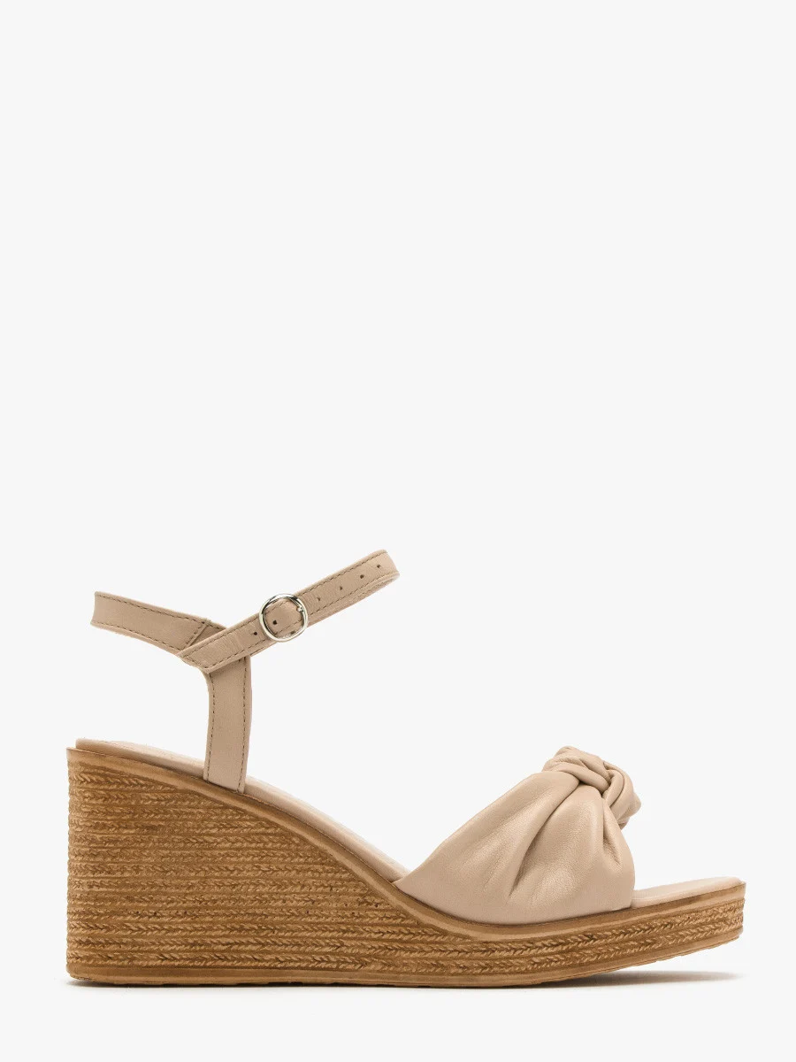 Beżowe sandały na koturnie z ozdobną cholewką