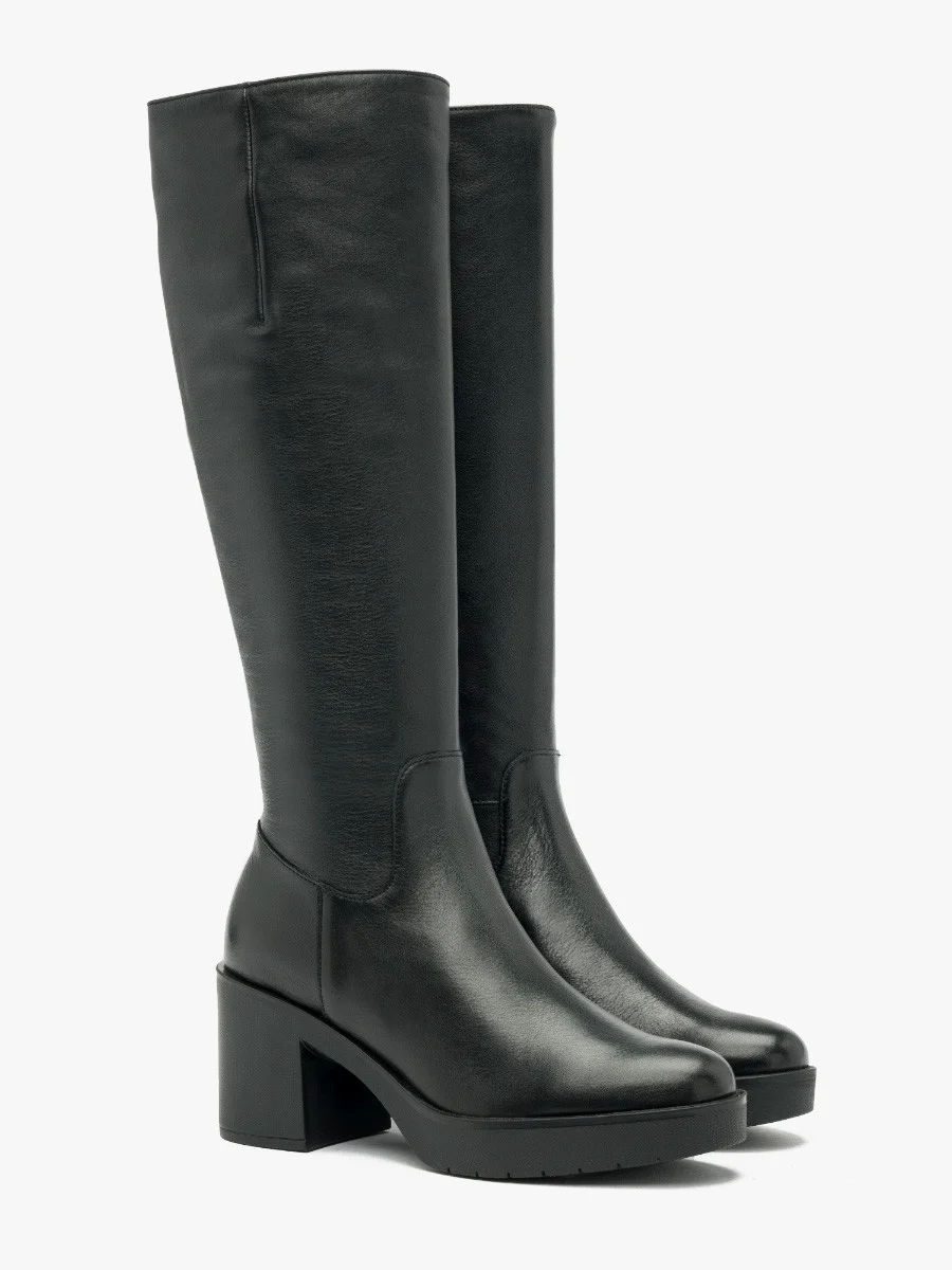 Czarne kozaki na masywnym spodzie