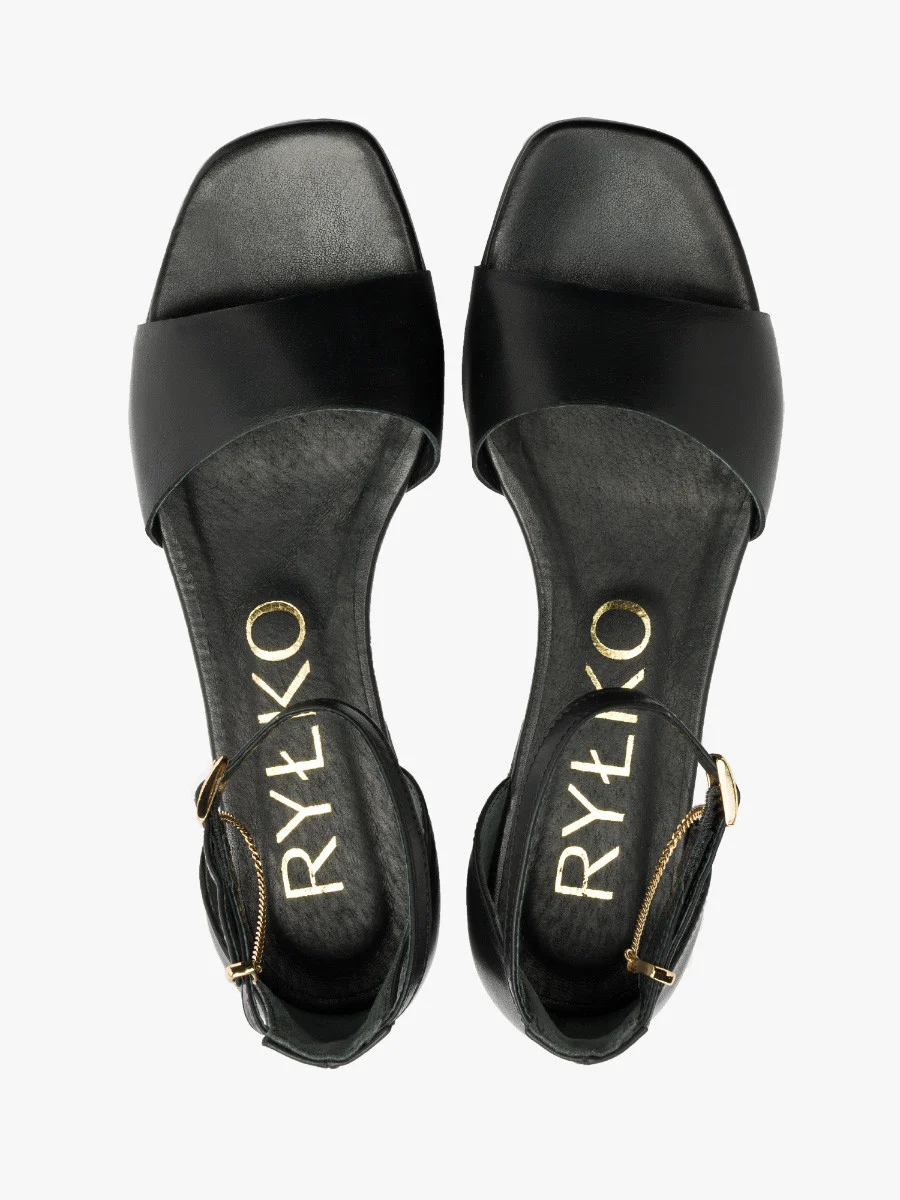 Czarne sandały ze złotym łańcuszkiem