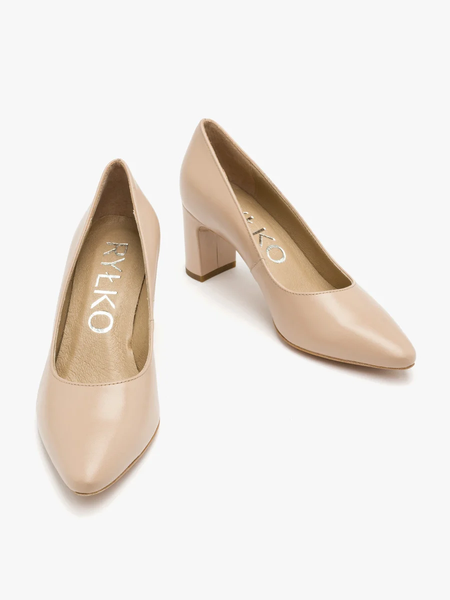 Beżowe czółenka na słupku