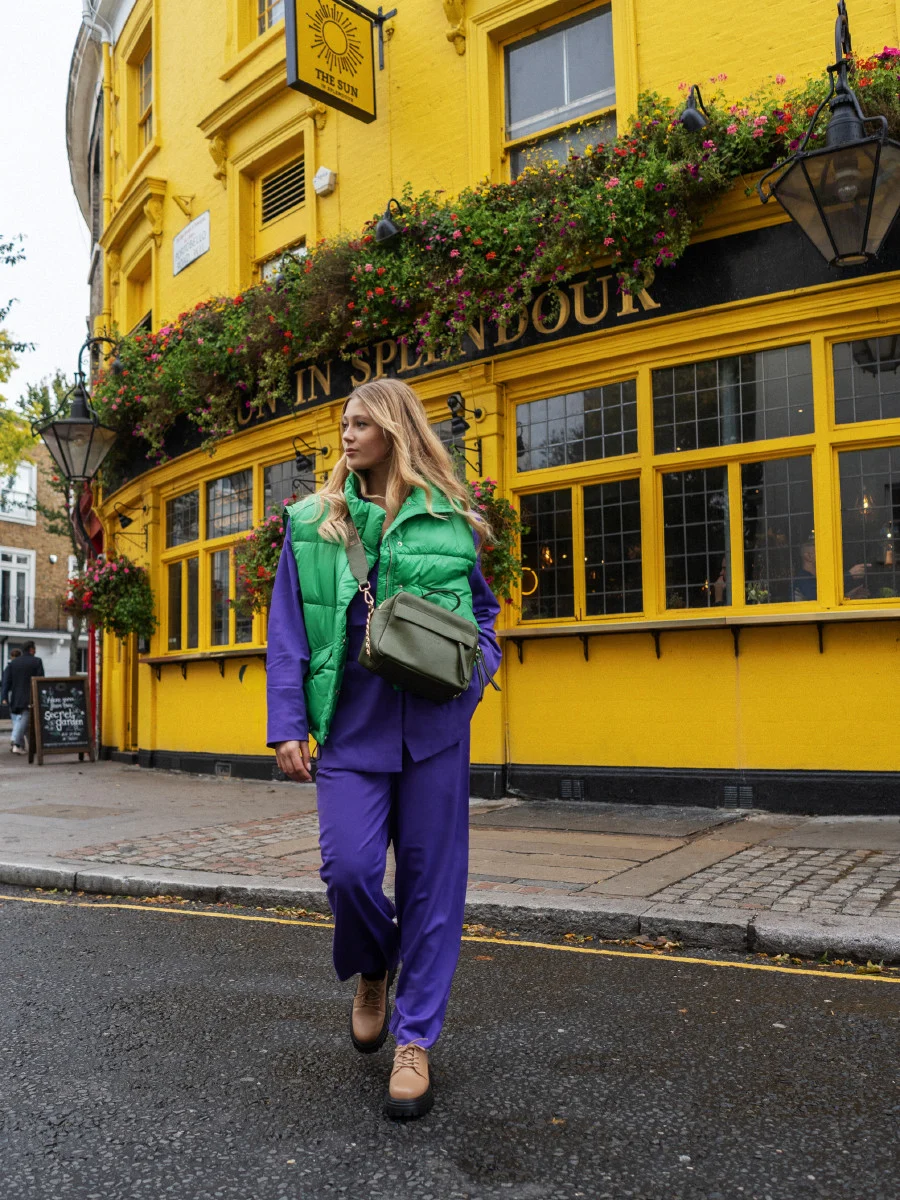 Oliwkowa torebka na pasku z logotypem RKO