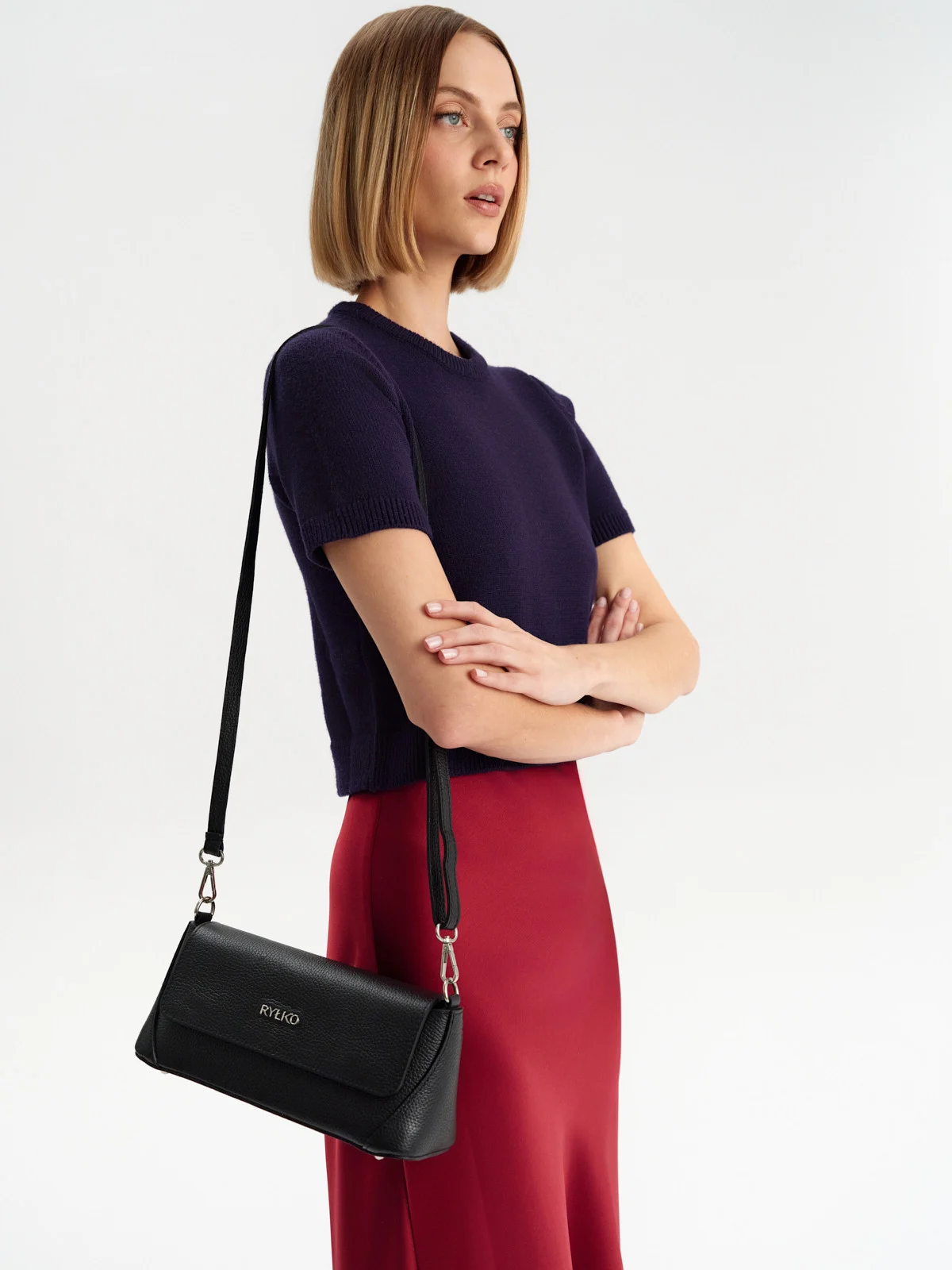 Elegancka, czarna torebka z dwoma paskami