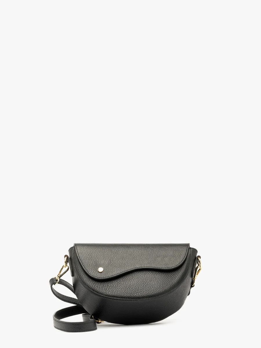 Czarna torebka z ozdobnym zapięciem