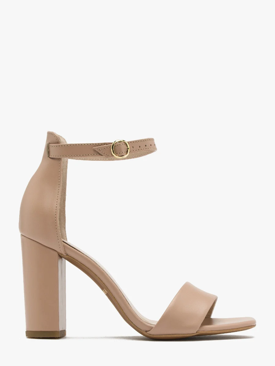 Beżowe sandały na wysokim słupku