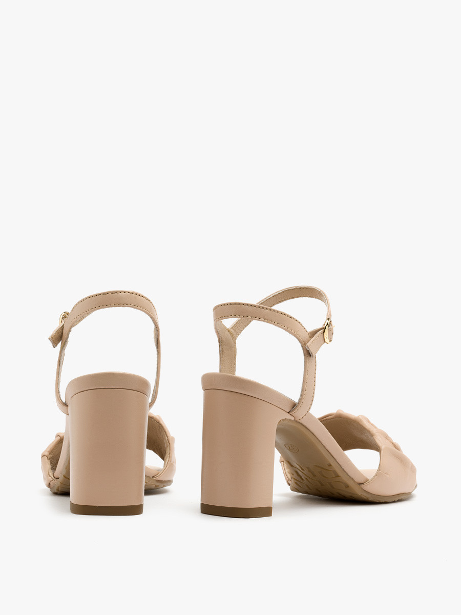 Beżowe sandały z ozdobną cholewką