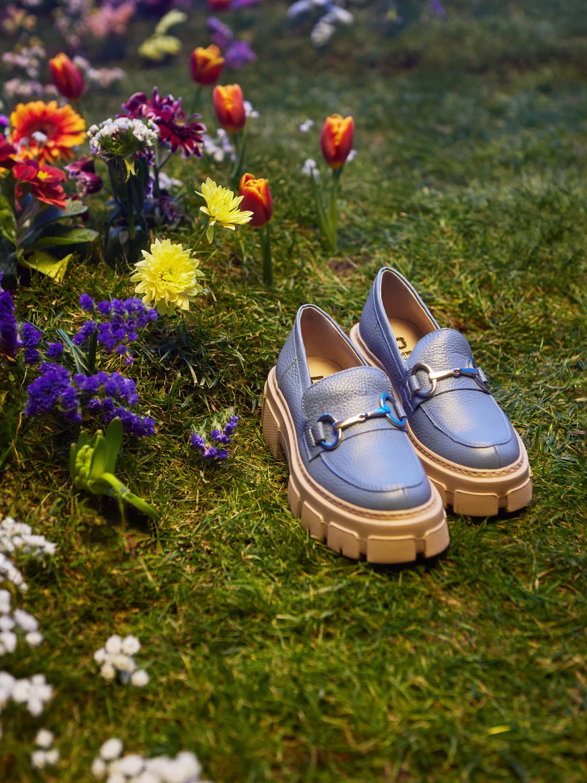 Niebieskie mokasyny ze złotą ozdobą