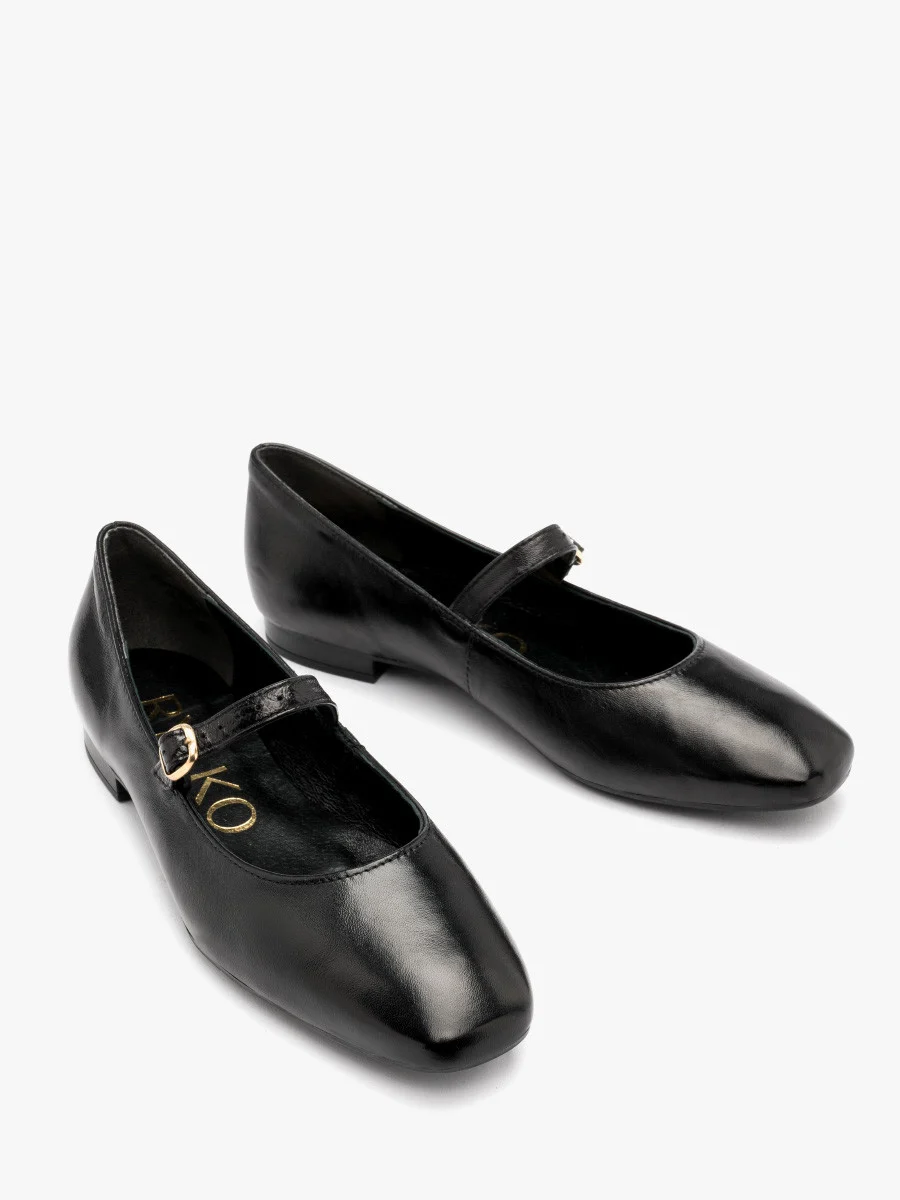 Czarne baleriny z ozdobnym zapięciem