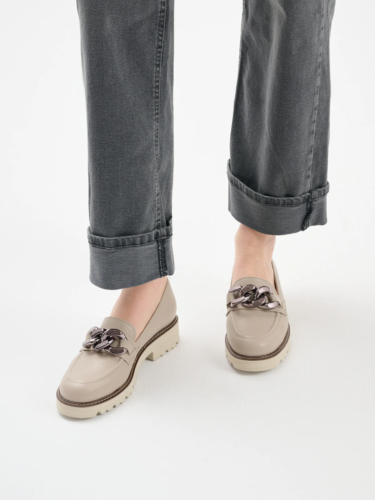 Beżowe mokasyny z ozdobnym łańcuchem