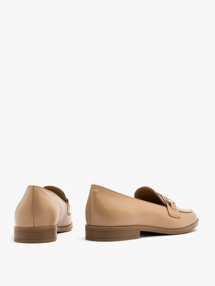 Beżowe mokasyny z platynową ozdobą