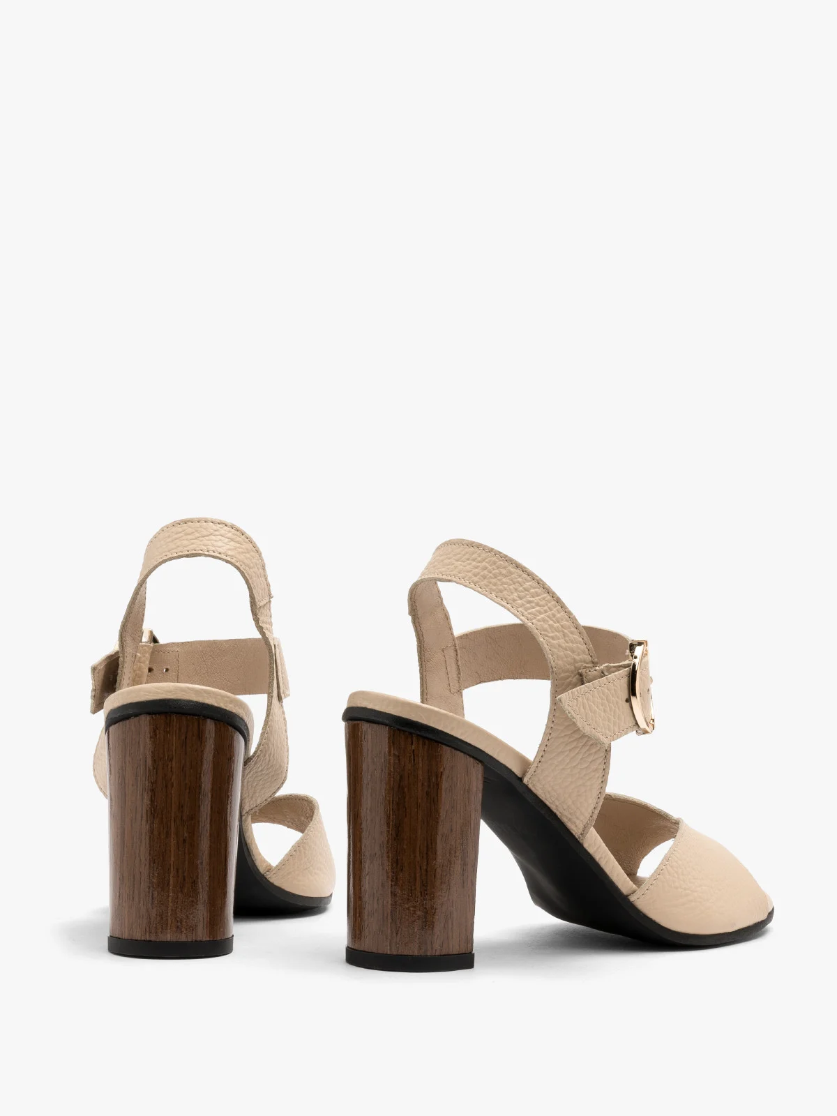 Beżowe sandały na drewnianym słupku