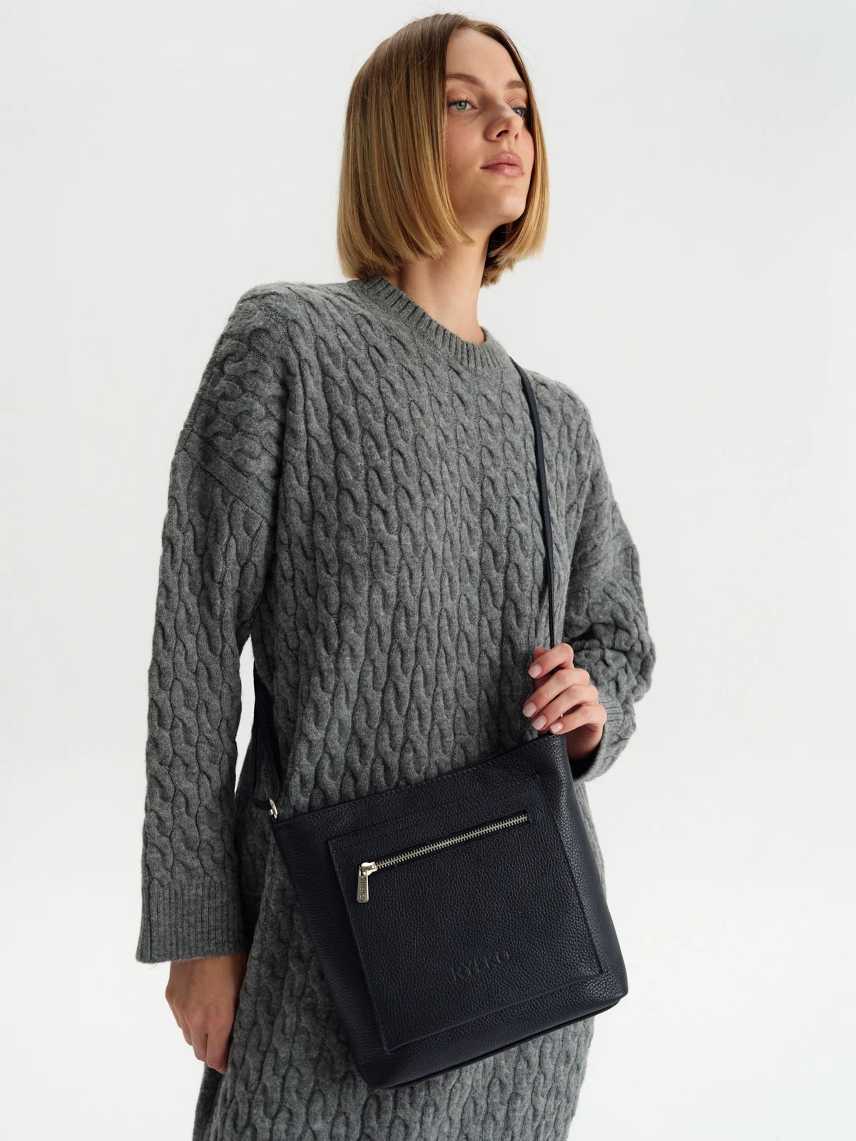 Granatowa torebka typu listonoszka z zewnętrzną kieszenią