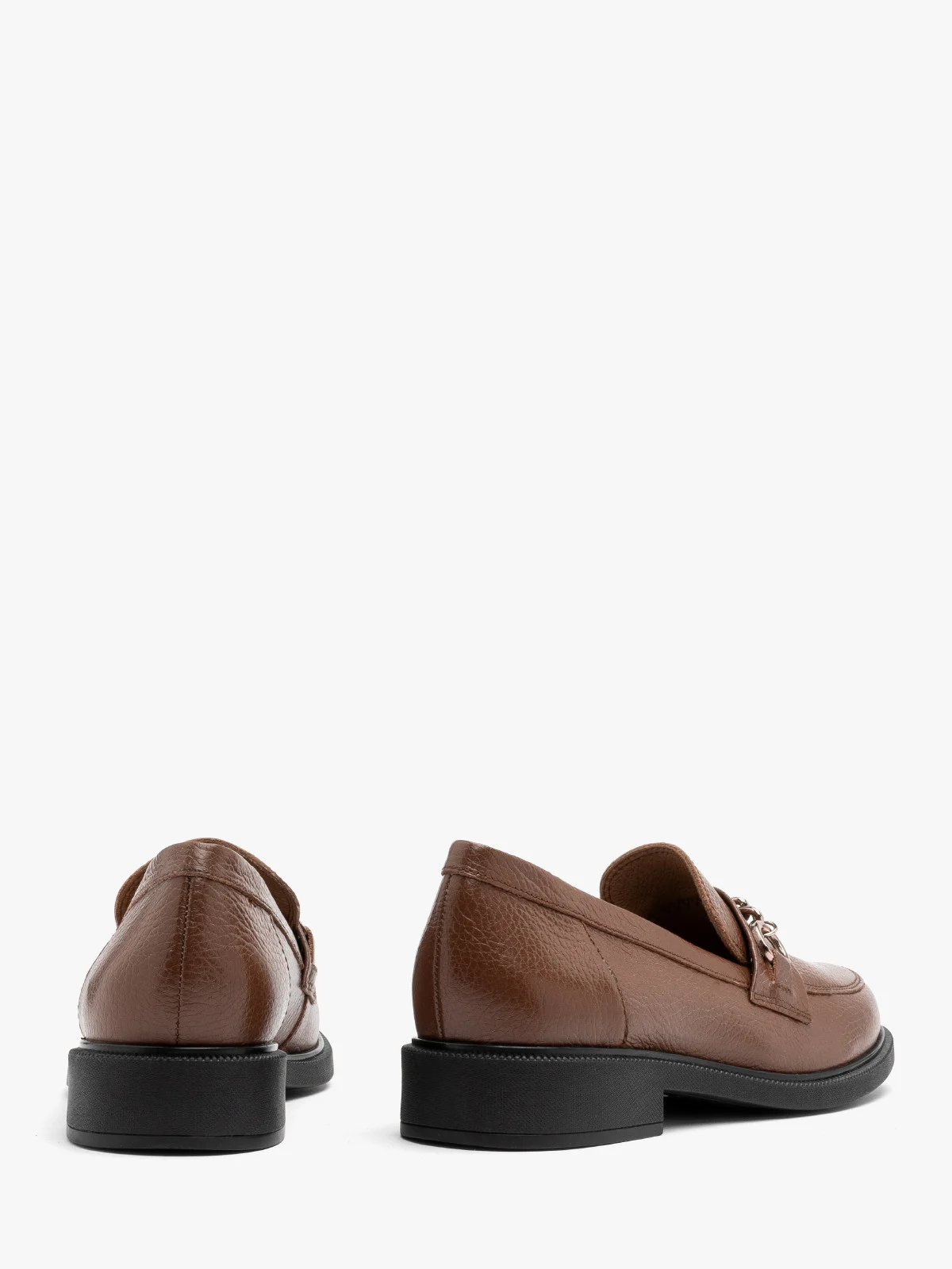 Brązowe mokasyny damskie ze złotym łańcuszkiem