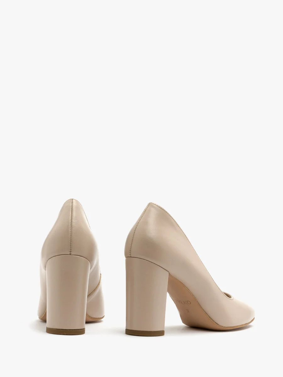 Czółenka na słupku w kolorze beżowym