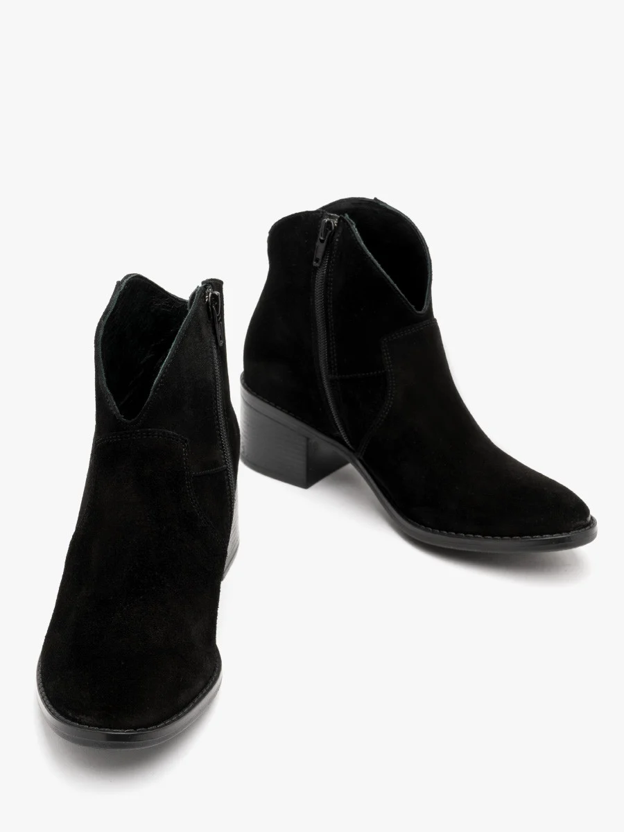 Czarne botki typu kowbojki