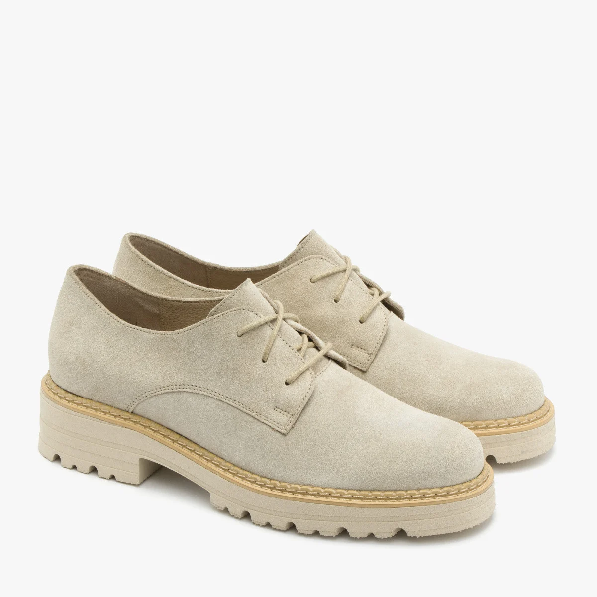 Beżowe półbuty z ozdobnym otokiem