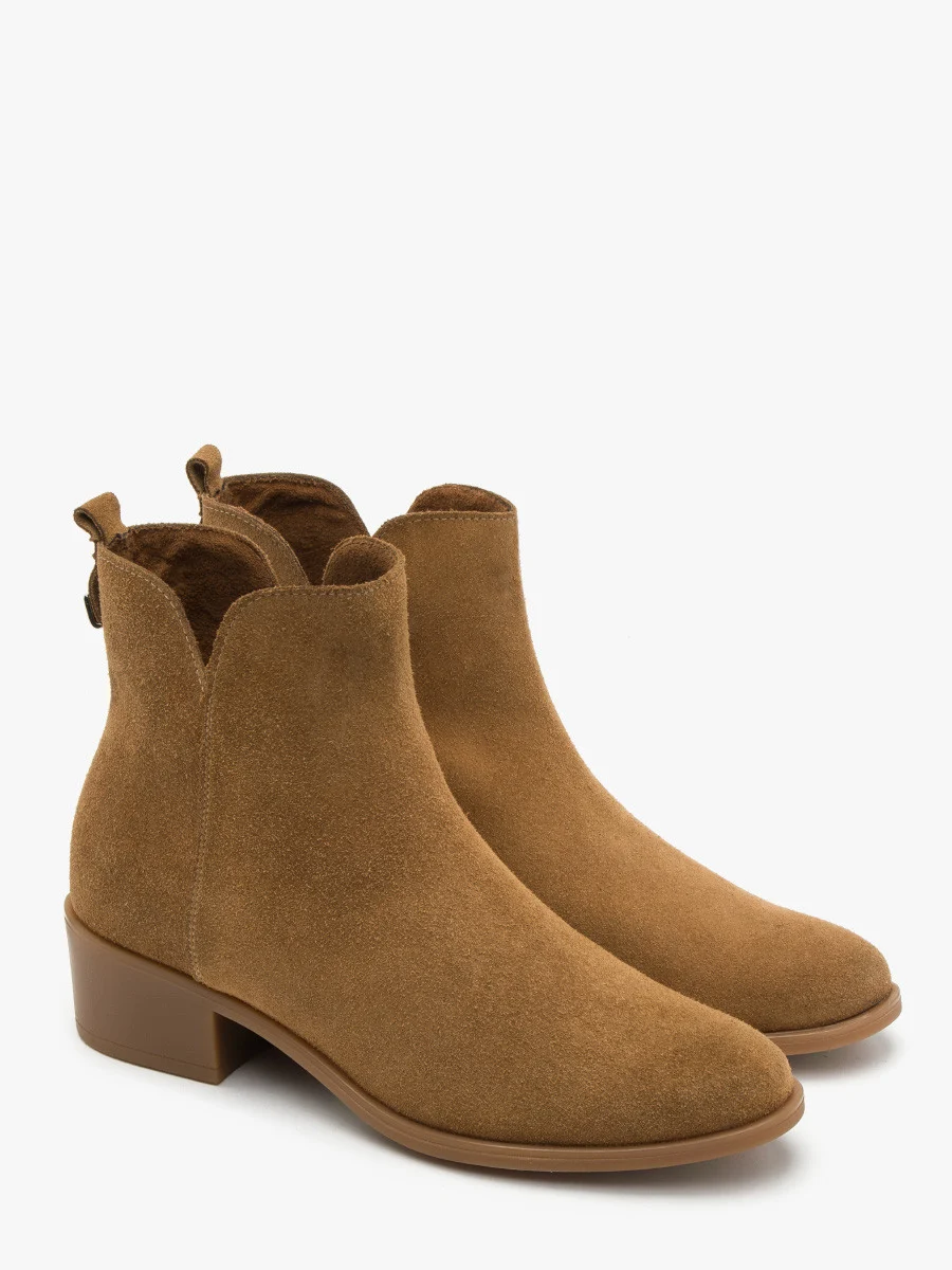 Rude botki z ozdobną cholewką