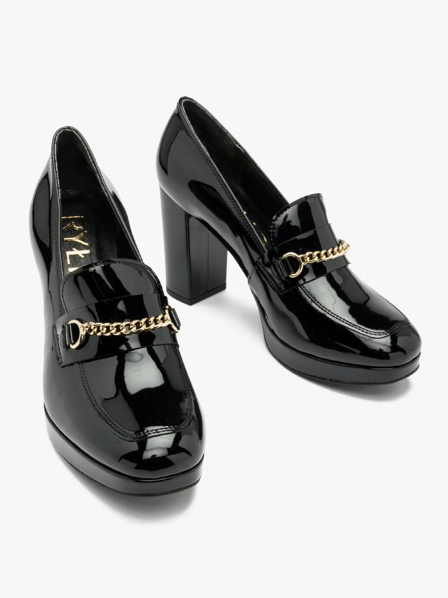 Czarne lakierowane mokasyny na obcasie