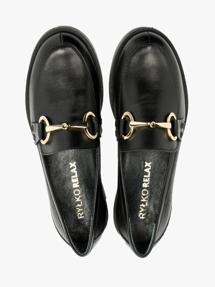 Czarne mokasyny ze złotą ozdobą