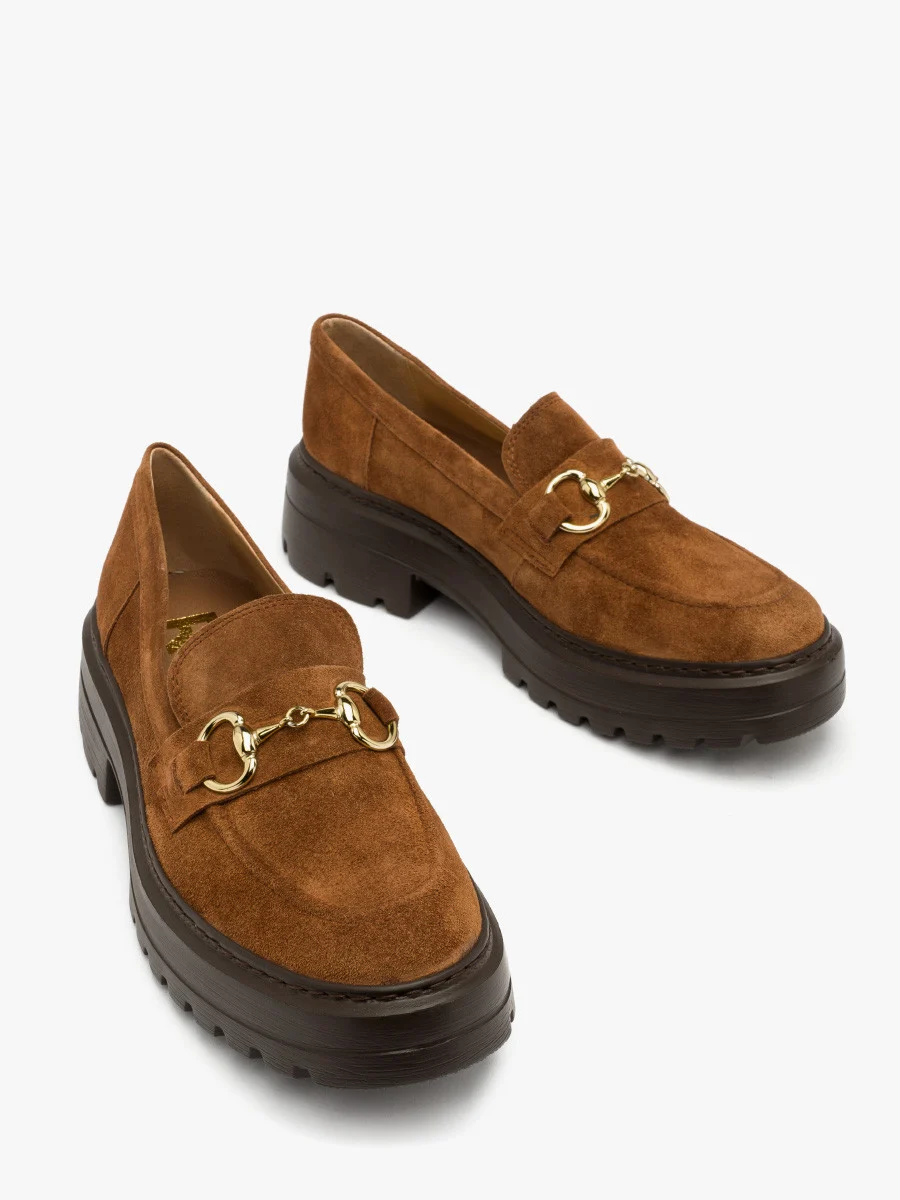 Rude mokasyny ze złotą ozdobą