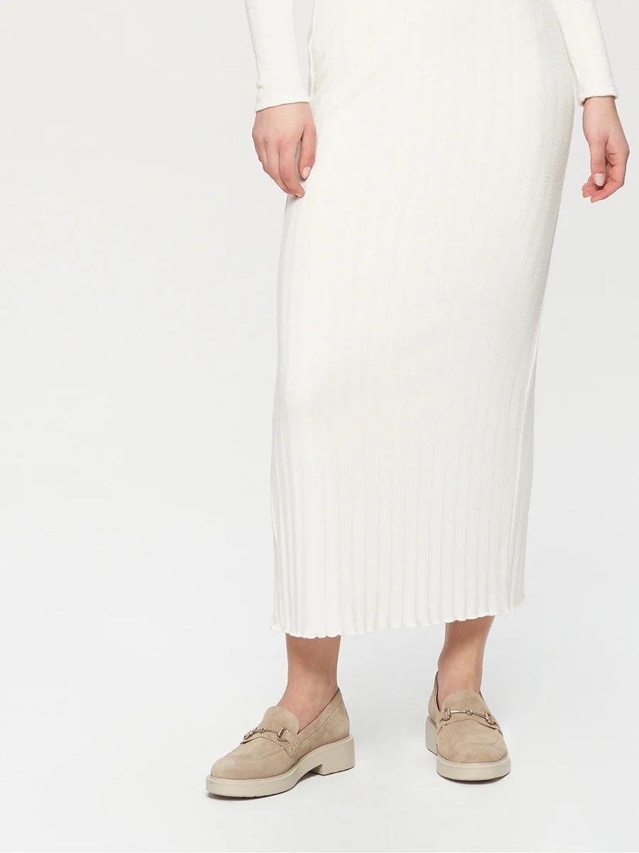 Piaskowe mokasyny ze srebrną ozdobą