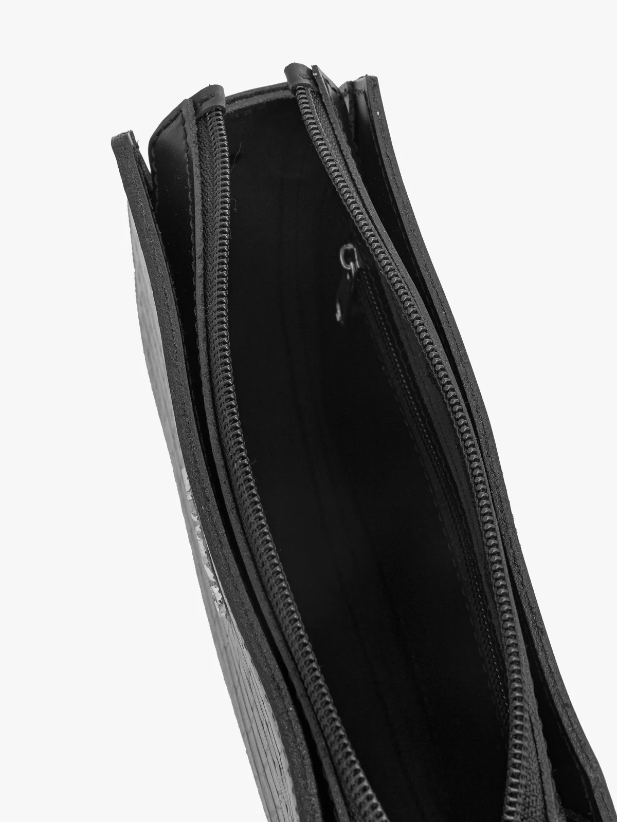 Czarna torebka damska z ozdobną fakturą