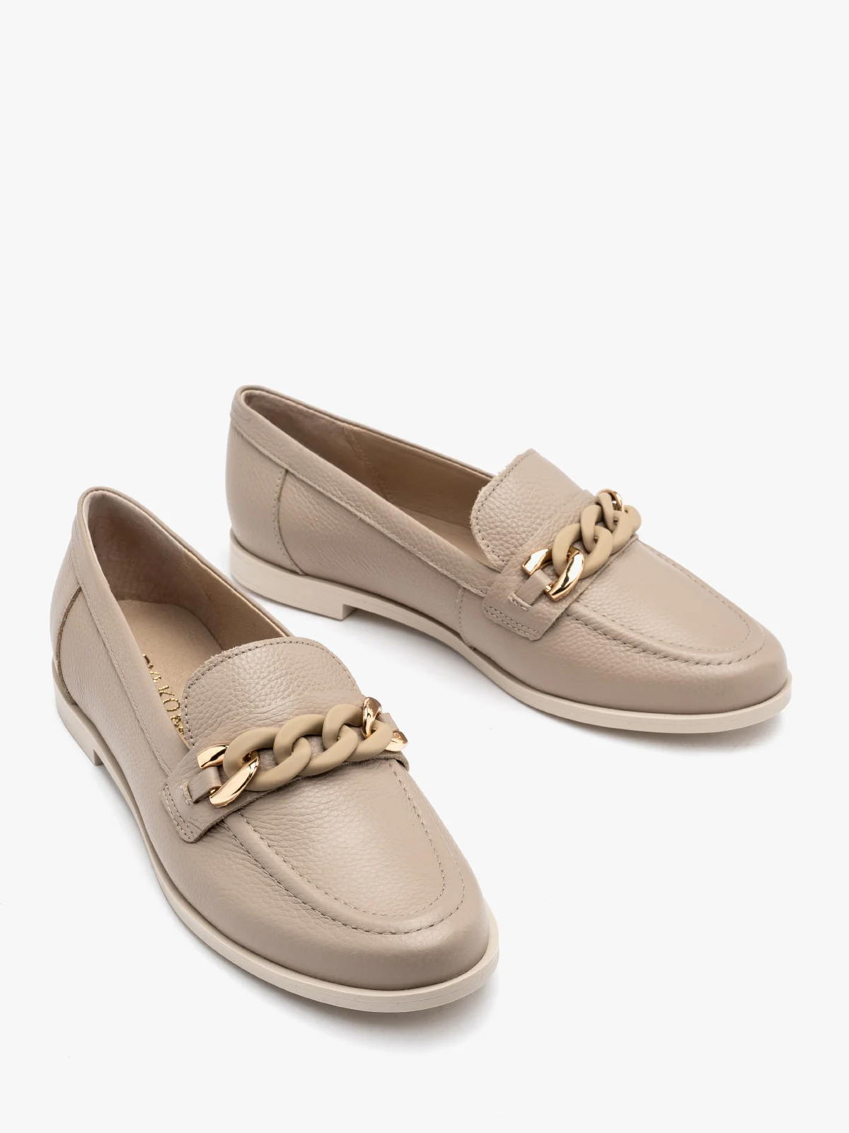 Beżowy mokasyn ze złoto-beżową ozdobą