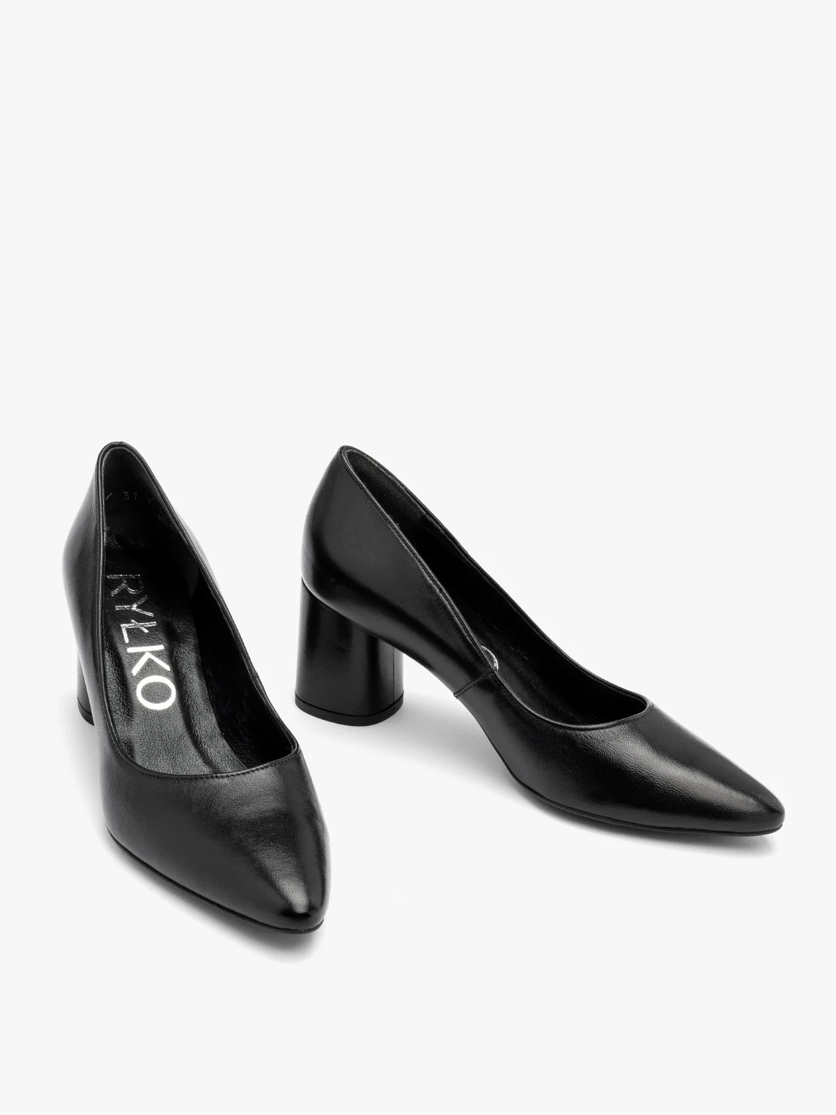 Czarne czółenka na okrągłym słupku