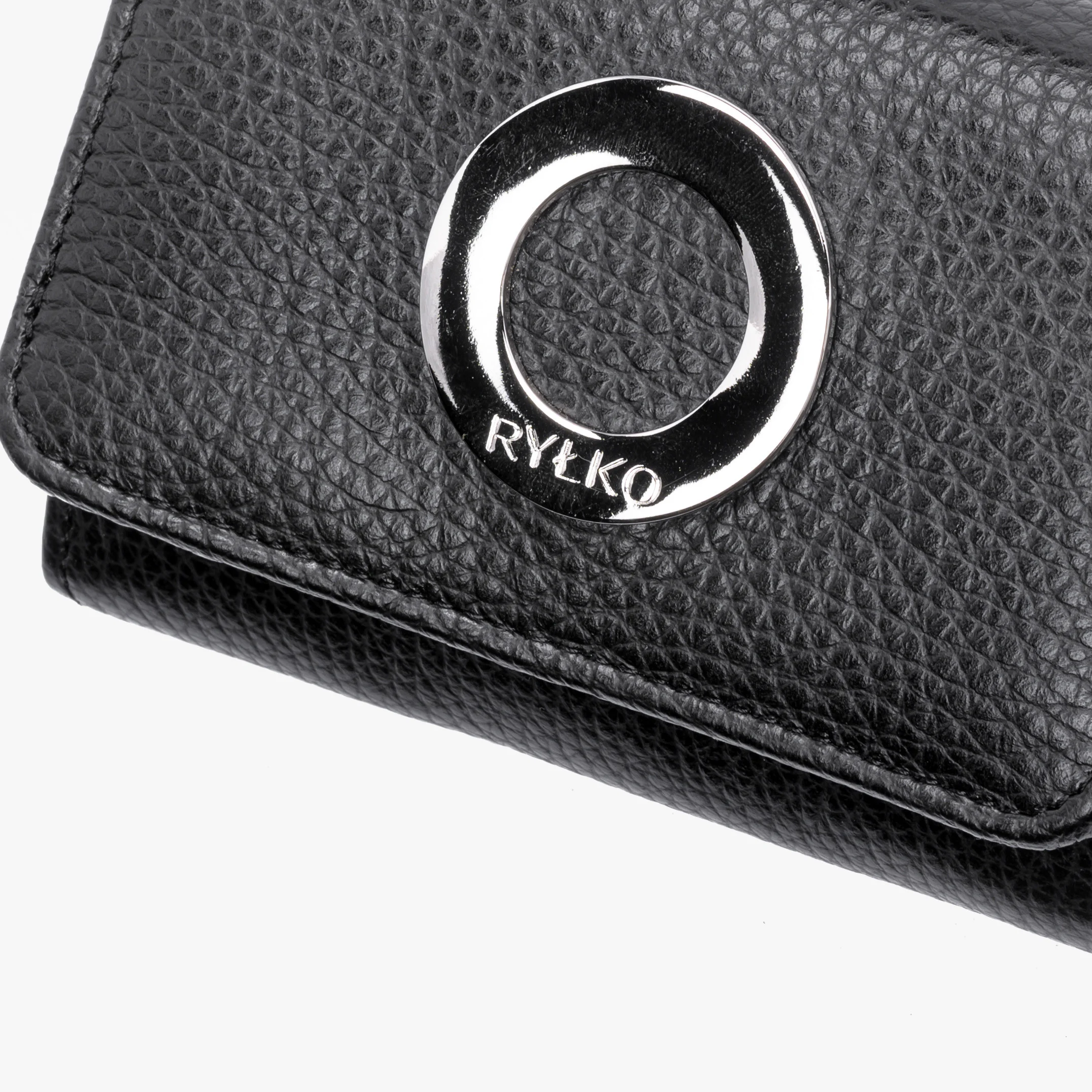 Czarny portfel ze srebrnym detalem