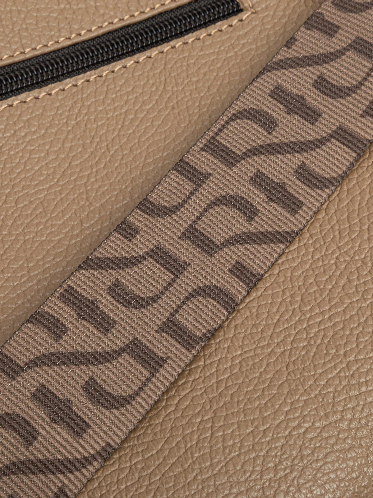 Ciemnobeżowa torebka na pasku z tkaniny