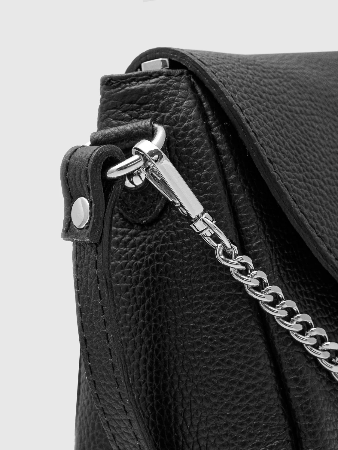 Czarna torebka z łańcuszkiem