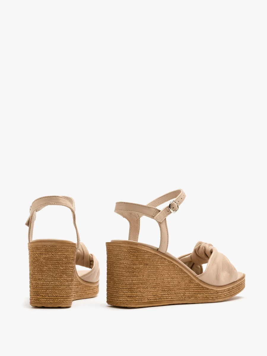 Beżowe sandały na koturnie z ozdobną cholewką