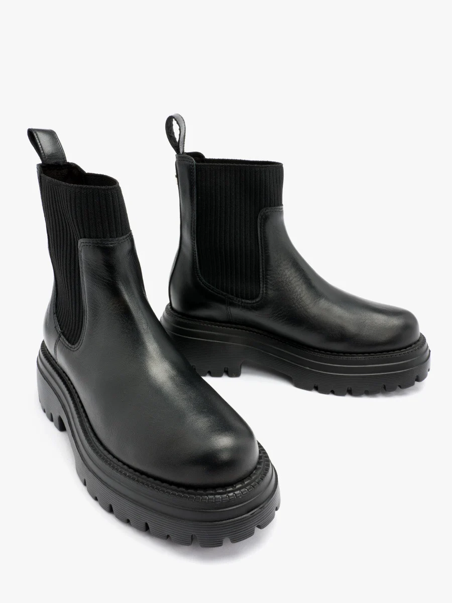 Czarne sztyblety z elastyczną tkaniną