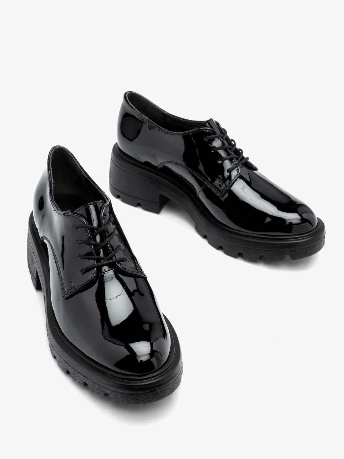 Lakierowane półbuty damskie na masywnym spodzie