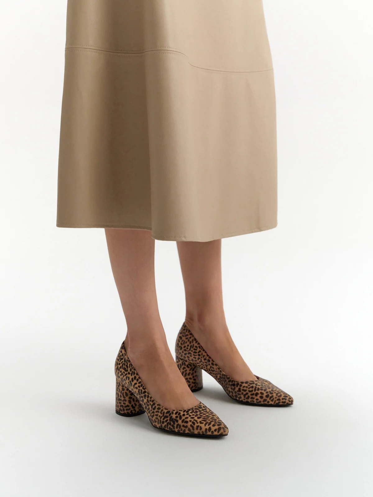 Czółenka w panterkę na okrągłym klocku