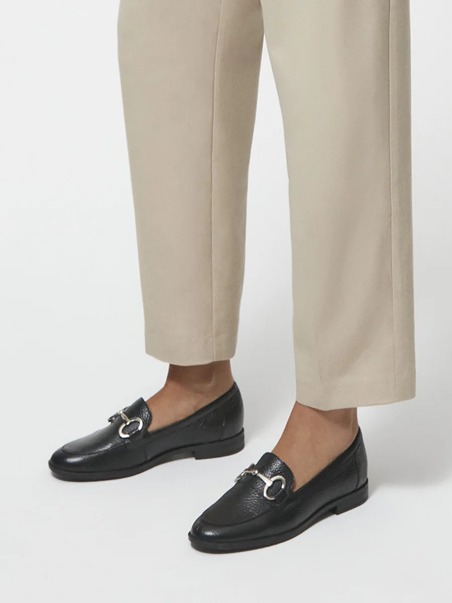 Czarne mokasyny ze srebrną ozdobą