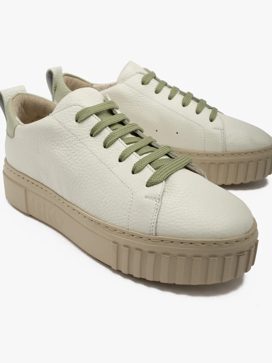 Białe półbuty na beżowej lekkiej podeszwie