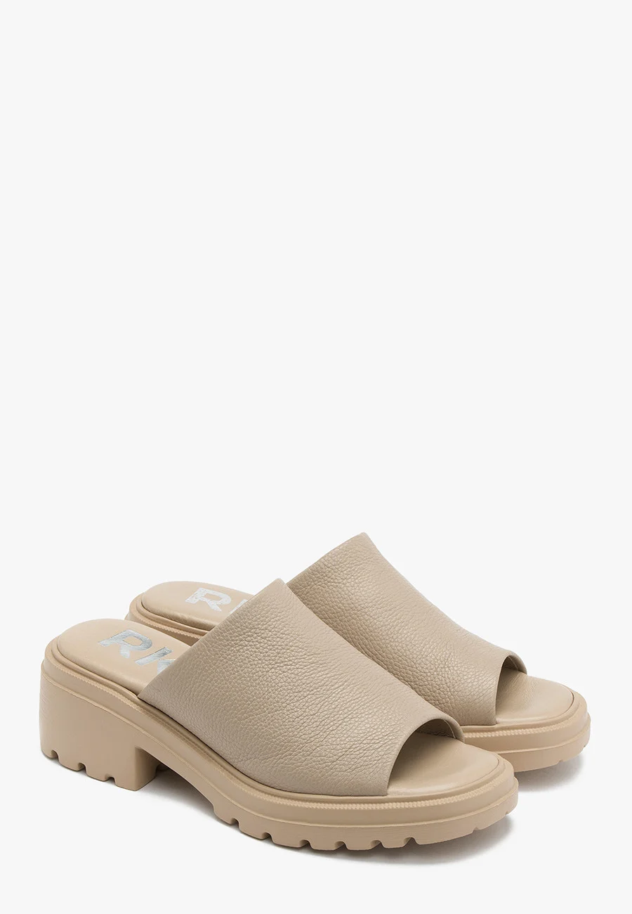Beżowe klapki na platformie