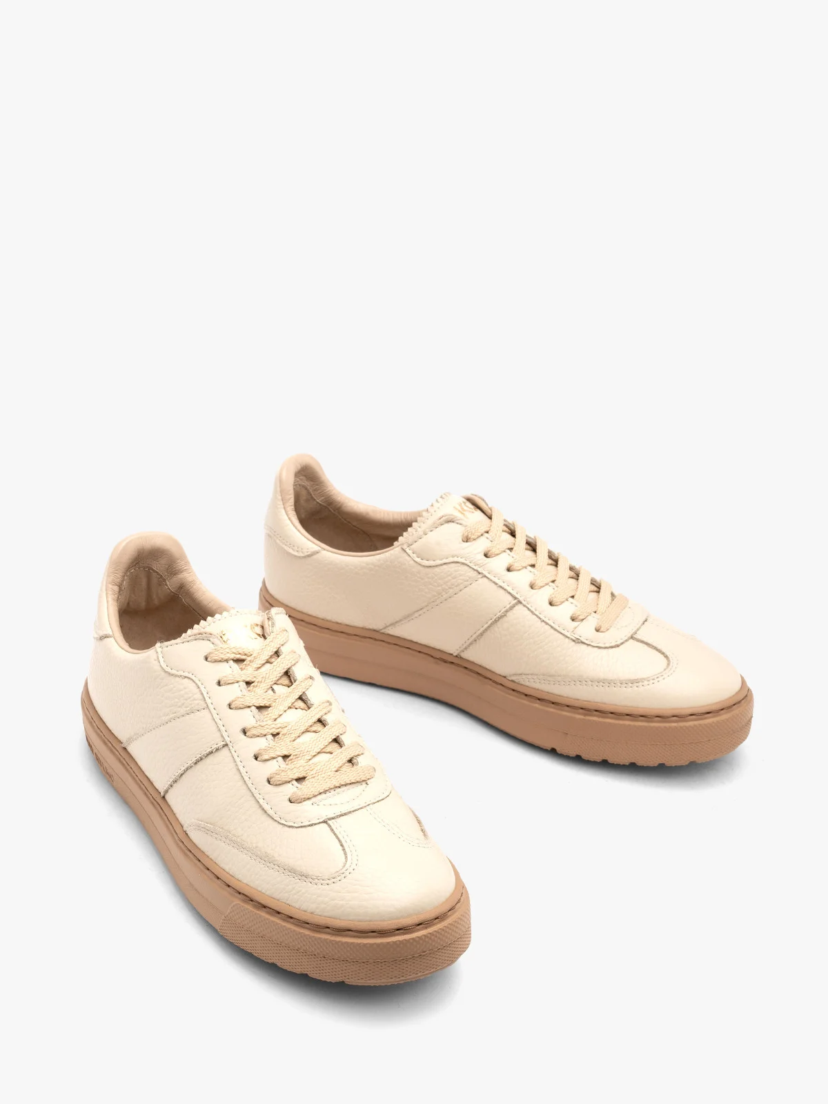 Kremowe półbuty sportowe na ciemnobeżowym spodzie