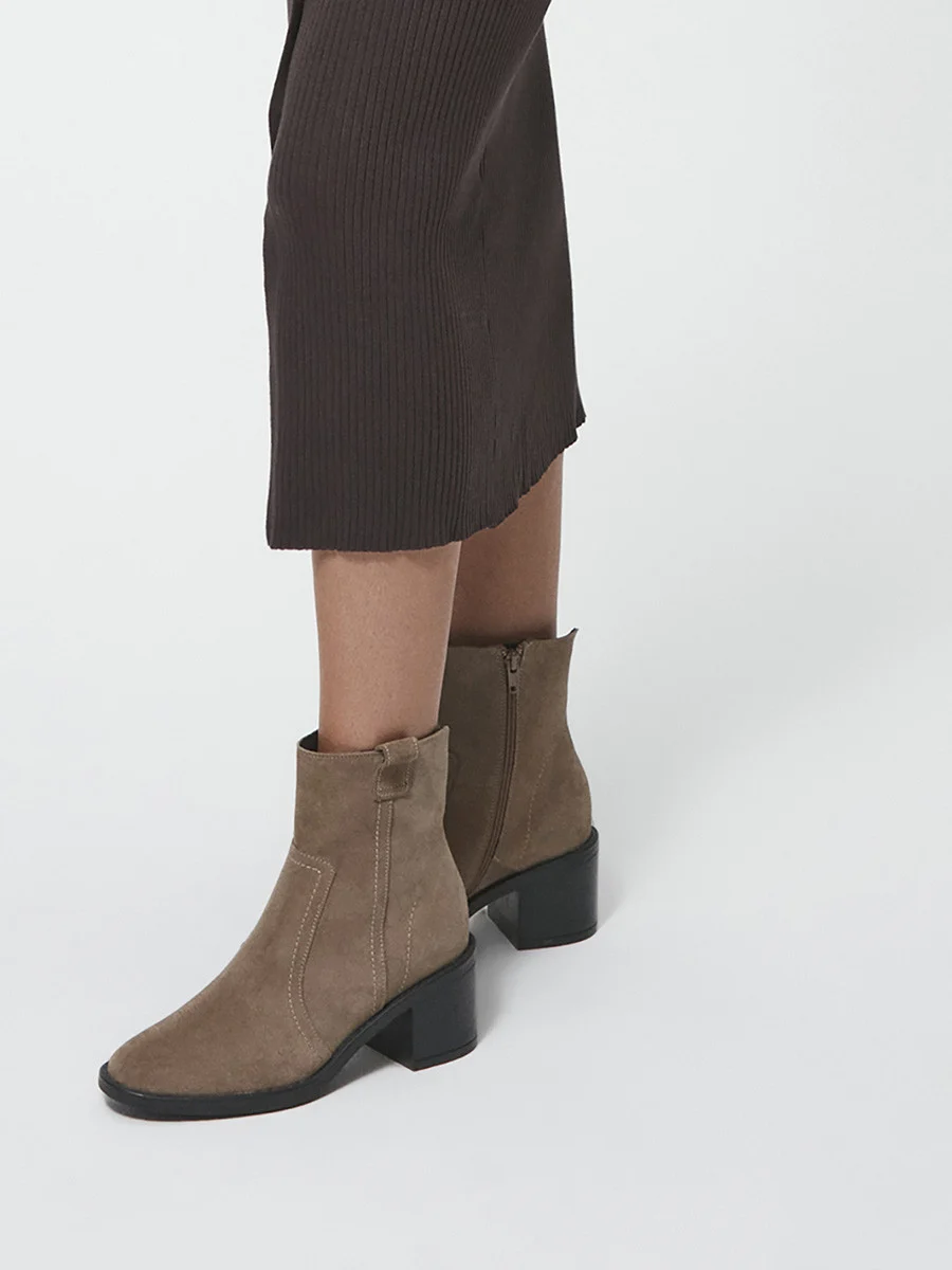 Piaskowe botki na obcasie