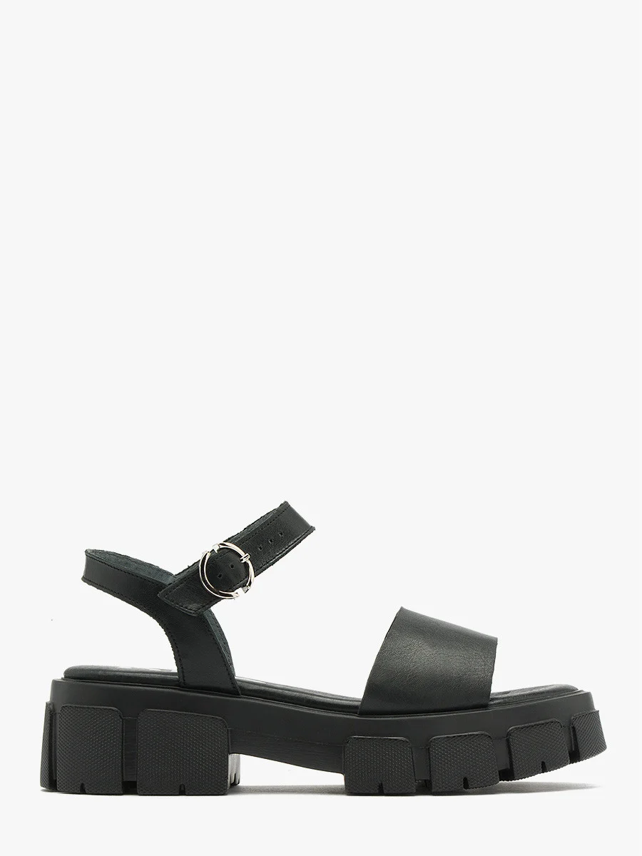 Czarne sandały ze srebrną sprzączką