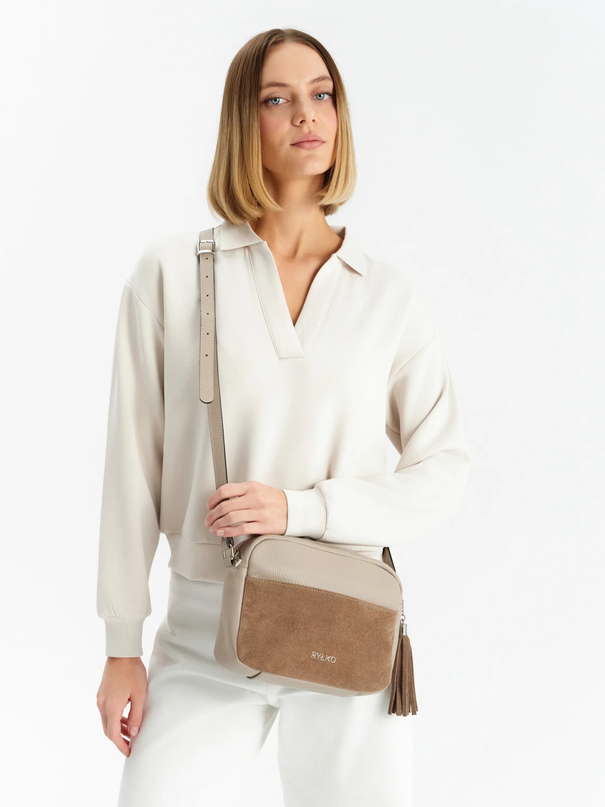 Beżowa torebka z ozdobnym frędzlem