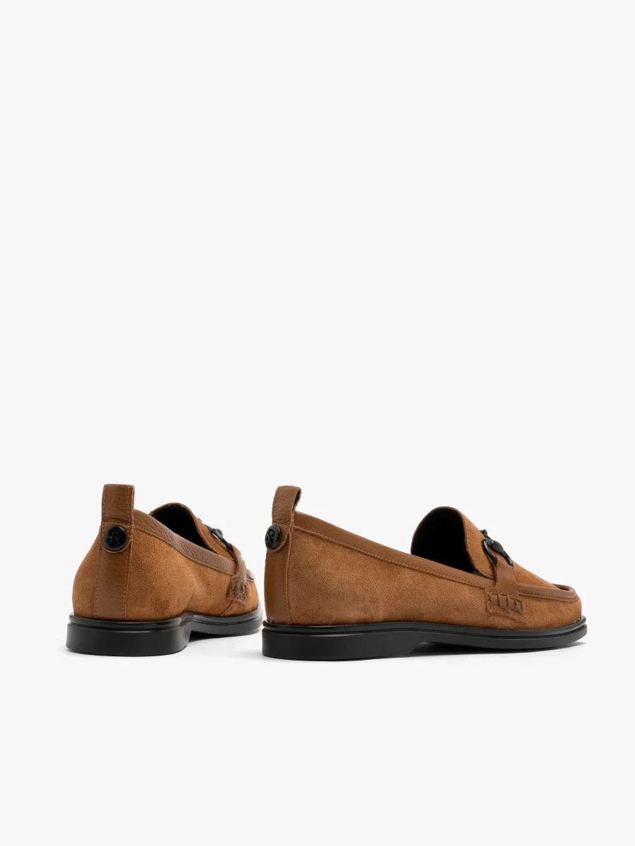 Brązowe mokasyny z czarną ozdobą