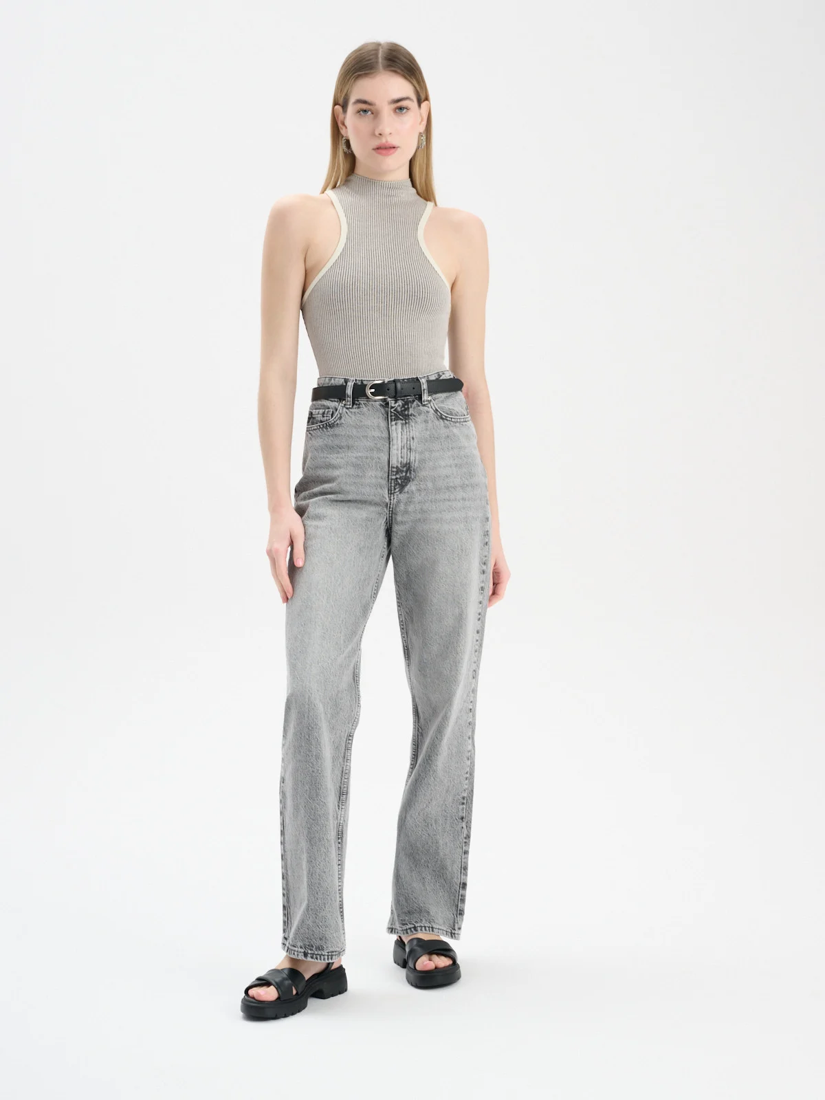 Czarne sandały z ozdobną cholewką