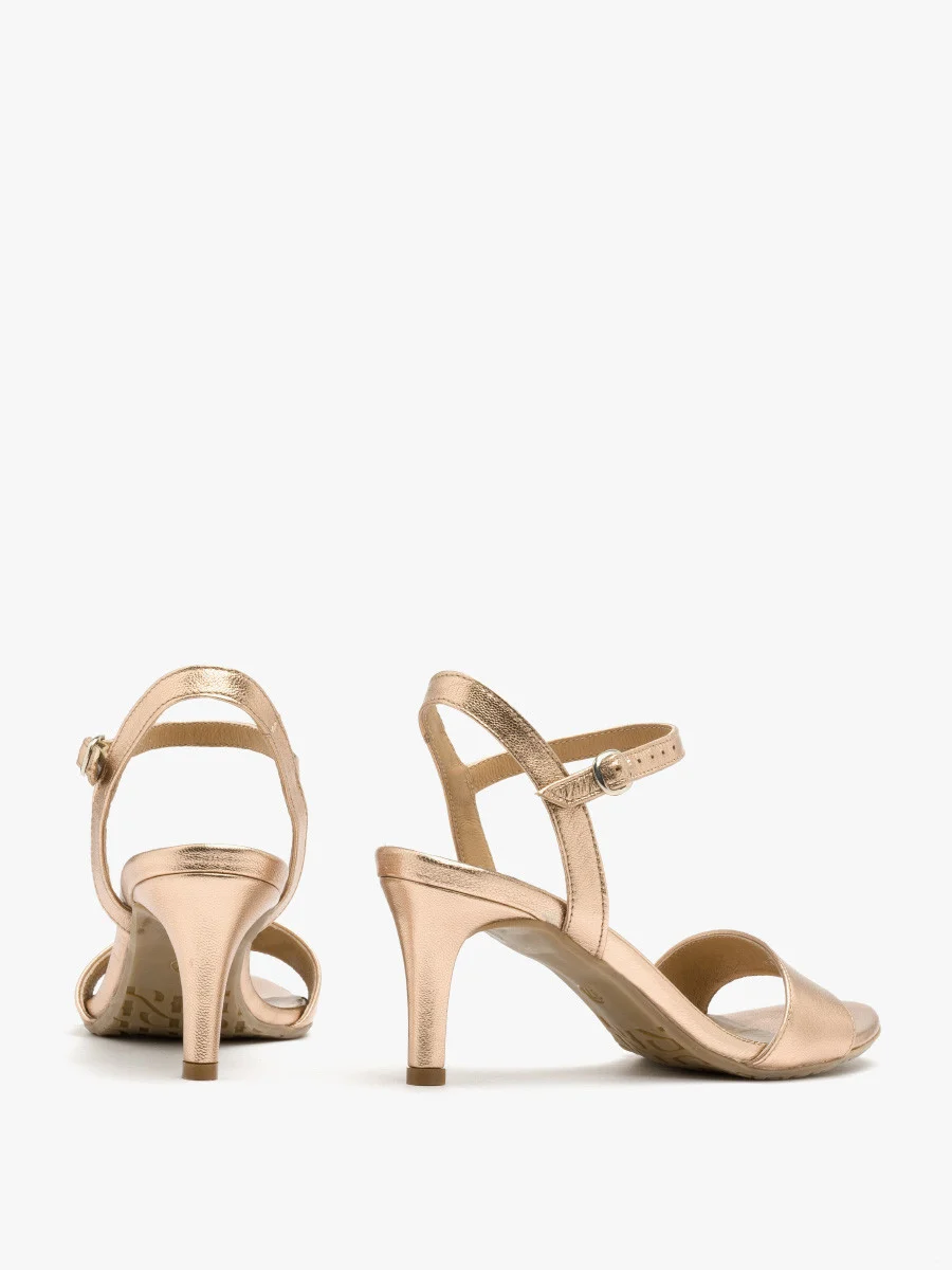 Platynowe sandały na szpilce