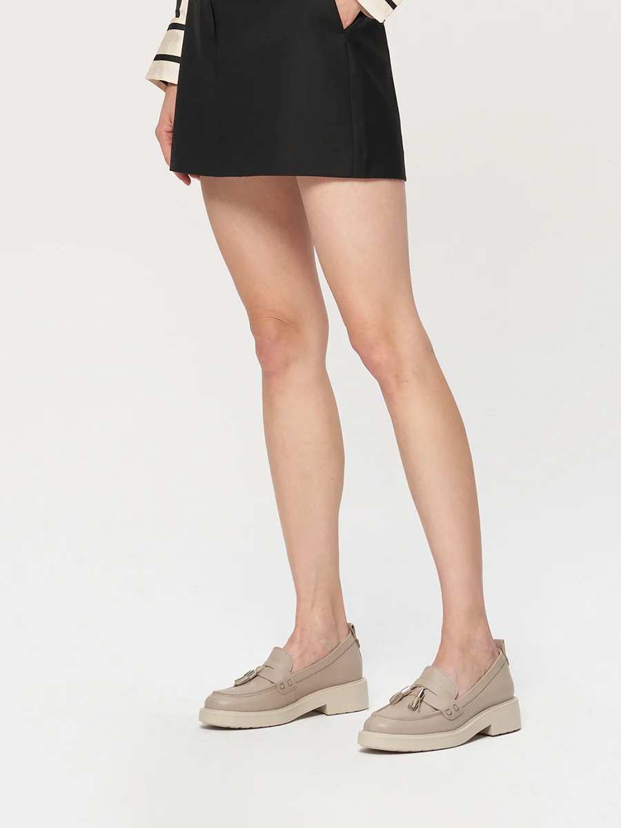 Beżowe mokasyny z ozdobnymi frędzlami