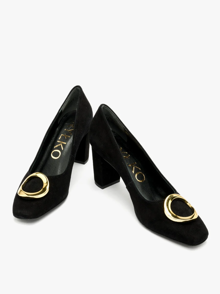 Czarne czółenka ze złotą ozdobą na cholewce