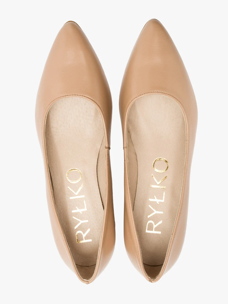 Beżowe czółenka na niskim obcasie