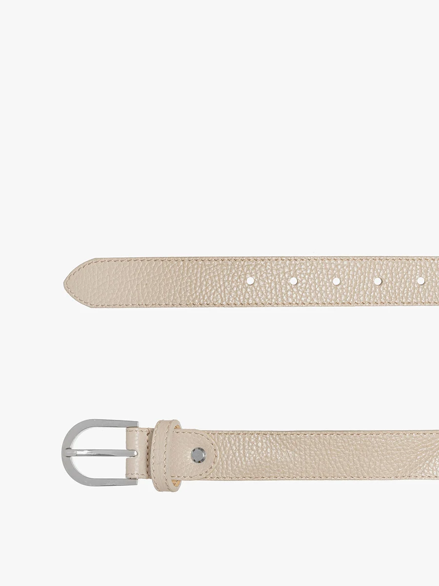 Beżowy pasek ze srebrną klamrą