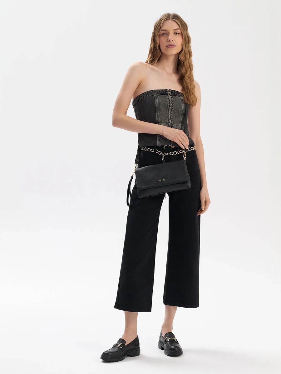 Czarne mokasyny ze złota ozdobą